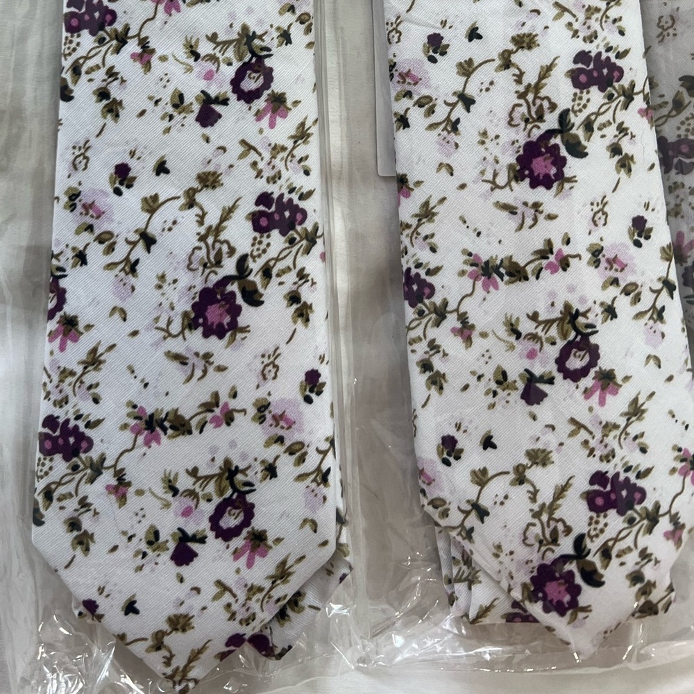 DAZI skinny tie in purple floral pattern - Never Worn